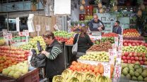 נשים קונות ירקות ופירות בשוק רמלה (צילום אילוסטרציה: יעקב לדרמן/ פלאש90)