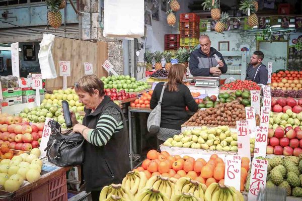 נשים קונות ירקות ופירות בשוק רמלה (צילום אילוסטרציה: יעקב לדרמן/ פלאש90)