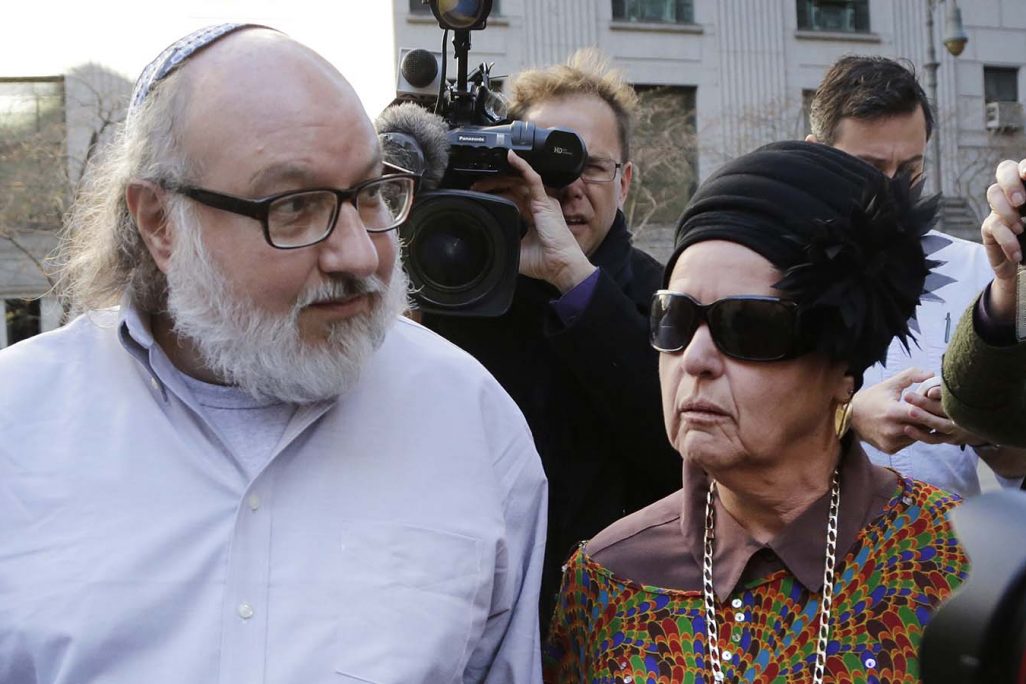 ג'ונתן פולארד ואשתו אסתר לאחר שחרורו מהכלא. 20 בנובמבר 2015 (AP Photo/Mark Lennihan)