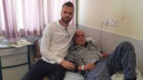 שוער קרית שמונה מהדי זועבי מבקר את האוהד רפי ביטון בבית החולים זיו בצפת (ללא קרדיט)