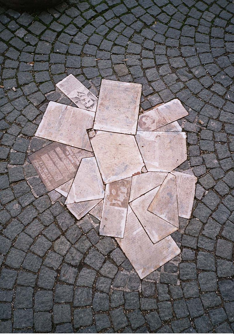 אנדרטה לזכר &quot;הוורד הלבן&quot; בצורת עלונים מפוזרים על המדרכה, נצבת בחזית אוניברסיטת לודוויג מקסימיליאן במינכן מקור ויקיפדיה