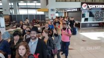 התור לאוטובוס מחוף הכרמל לת"א (צילום: שי ניר)