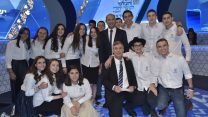 משתתפי חידון התנ"ך העולמי לנוער עם שר החינוך נפתלי בנט ומנחה החידון, ד"ר אבשלום קור (צילום: שלומי אמסלם)