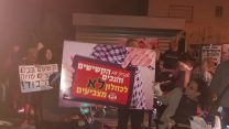 הפגנת הנכים מול ביתו של שר האוצר משה כחלון בחיפה, 21/4/10. צילום: נאור לביא דוברות הנכים