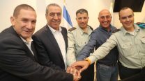 חתימת הסכם בין חברת החשמל לרשות הפלסטינית. ימין – שרון ביטון ראש המחלקה לעניינים אזרחיים, מתפ"ש. משנה למנכ"ל חברת החשמל וסמנכ"ל לקוחות יצחק בלמס, האלוף יואב ( פולי ) מרדכי, השר חסן א-שייח השר לעניינים אזרחיים ואלוף במיל' יפתח רון טל יו"ר דירקטוריון חברת החשמל.(צילום: יוסי וייס)