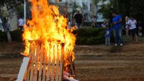 הורים וילדים במדורה חוגגים את ל"ג בעומר.  (צילום: פלאש90)