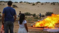 הורים וילדים במדורה חוגגים את ל"ג בעומר 1 במאי 2018 (צילום: פלאש90)