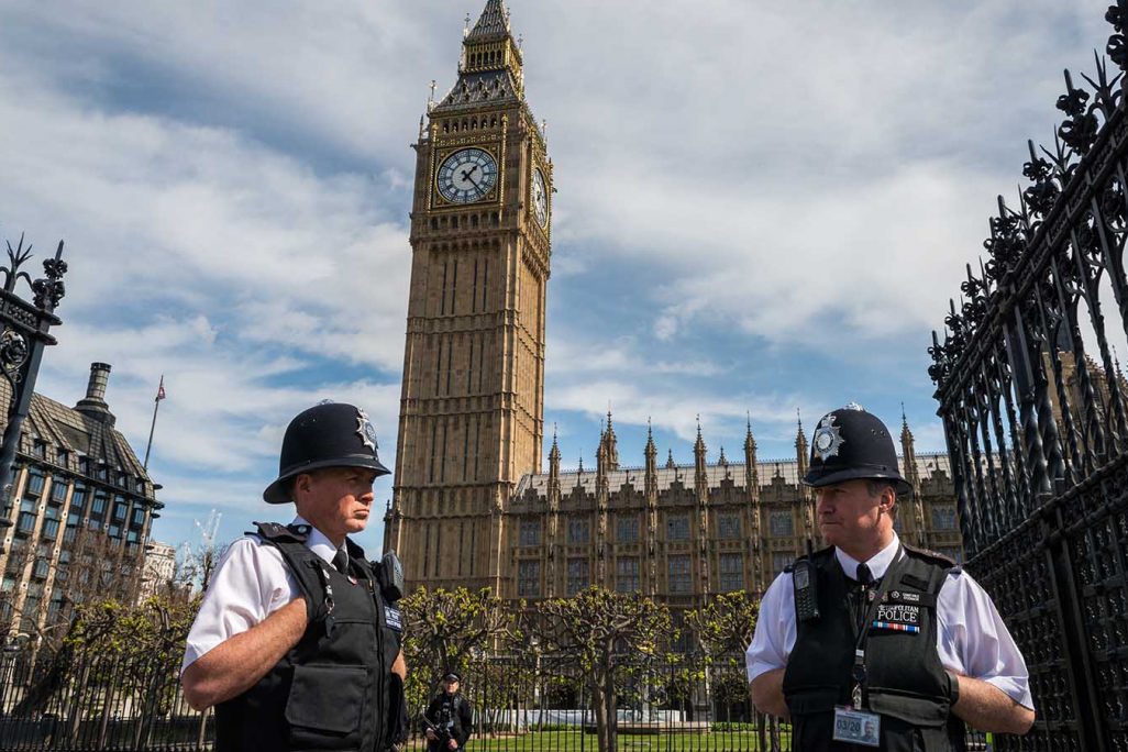שוטרים ליד הביג בן בלונדון (צילום: אלכסנדר רוטנברג, שאטרסטוק)