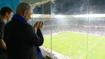 נתניהו צופה במשחק כדורגל. ארכיון (צילום: עמוס בן גרשון/ לע"מ)