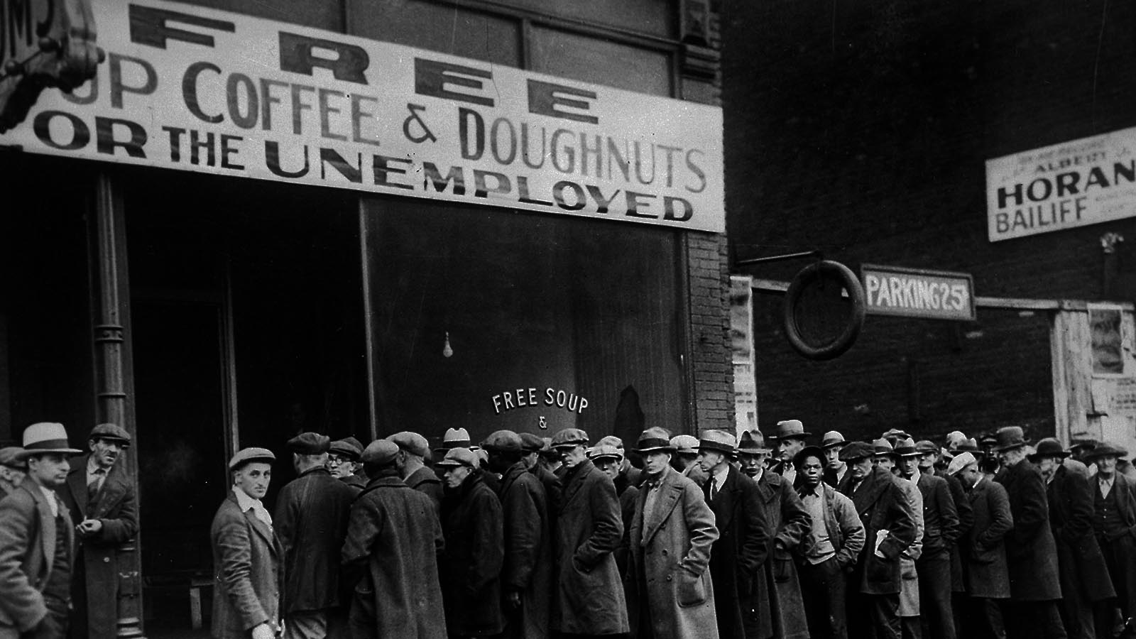 גברים מובטלים בתור לבית תמחוי בשיקגו בשפל הגדול. פברואר 1931 (קרדיט: U.S. National Archives and Records Administration/ ויקימדיה)