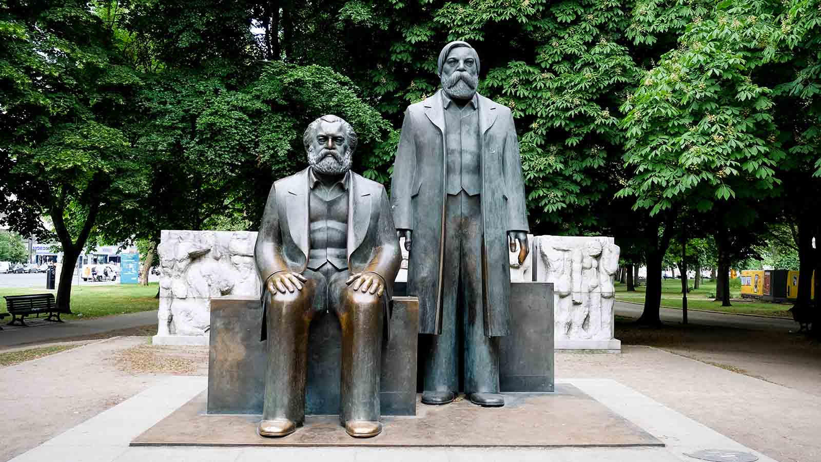 פסלם של קרל מארקס ופרידריך אנגלס בפארק על שמם במרכז ברלין (צילום: Uygar Sirin / Shutterstock.com)