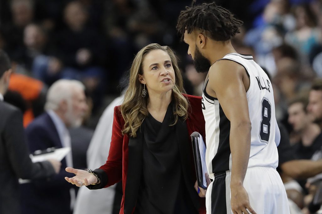 בקי המון, עוזרת מאמנת של קבוצת ה-Spurs מסאן אנטוניו (צילום: AP Photo/Eric Gay).