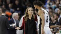 בקי המון, עוזרת מאמנת של קבוצת ה-Spurs מסאן אנטוניו (צילום: AP Photo/Eric Gay).