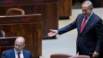 נתניהו ובנט במליאת הכנסת (צילום ארכיון: יונתן זינדל/ פלאש90)