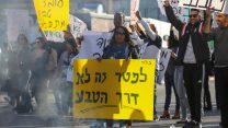 עובדי טבע אשדוד מפגינים מחוץ למפעל באשדוד, דצמבר 2017 (פלאש90)