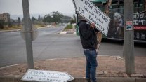 עובדים תולים שלטי הכוונה סמוך למקום מושבה החדש של שגרירות ארה"ב בירושלים 7 במאי (צילום: יונתן זינדל/ פלאש90)