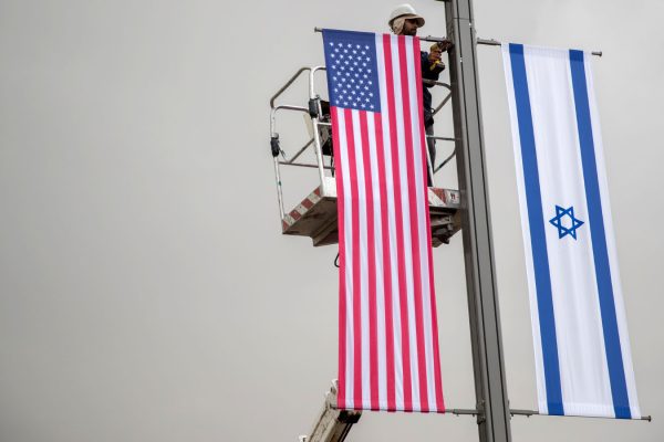 עובדים תולים דגלי ארה"ב וישראל סמוך למקום מושבה החדש של שגרירות ארה"ב בירושלים 7 במאי (צילום: יונתן זינדל/ פלאש90)