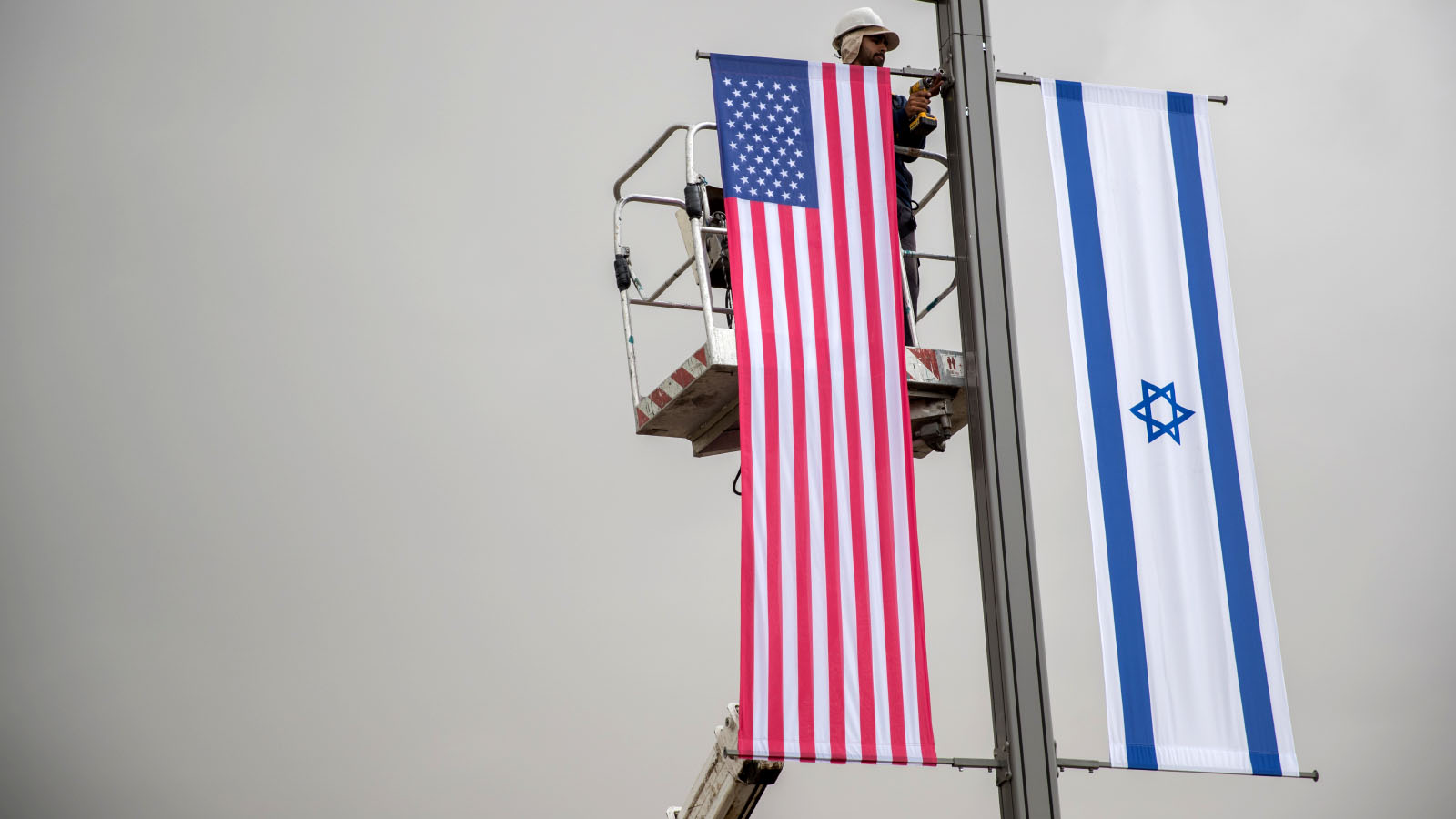 עובדים תולים דגלי ארה"ב וישראל סמוך למקום מושבה החדש של שגרירות ארה"ב בירושלים 7 במאי (צילום: יונתן זינדל/ פלאש90)