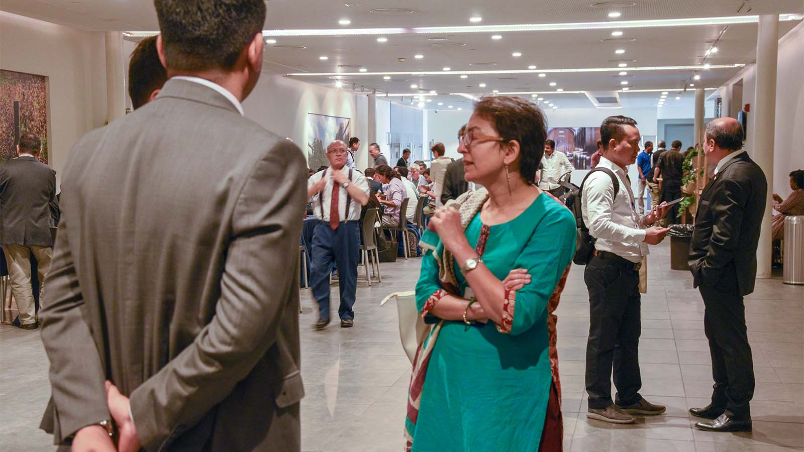 ד&quot;ר אנג'י קומאר משגרירות הודו בישראל בשיחה עם חברי המשלחת ההודית בתערוכת אגריטך 2018 (צילום: מור הופרט)