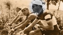 רוכב האופניים ג׳ינו ברטלי (מסומן) במירוץ אופניים בהולנד בשנת 1953 (צילום: לא ידוע / ויקיפדיה).