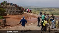 תיירים מטיילים בגולן על גבול סוריה (צילום: באסל עווידאת / פלאש 90).
