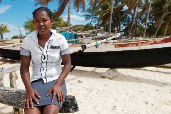 בוניטה, כיום בת 22, הצליחה להימלט ממלכודת הניצול המיני והיא אחת הניהנות מהפרוייקט. כיום היא מלצרית במסעדה לחופי איפאטי (צילום: Marcel Crozet / ILO)