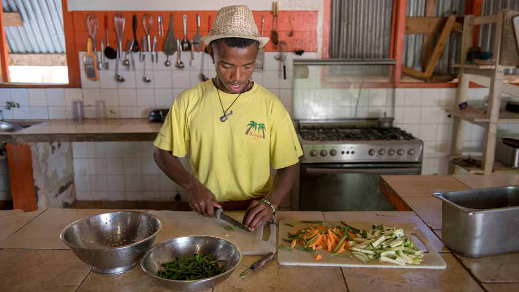 ג'סטום בן ה-21 נהג &quot;לתווך&quot; בין ילדות צעירות לבין הגברים שניצלו אותן מינית. כיום הוא עובד כטבח באחד החופים (צילום: Marcel Crozet / ILO)