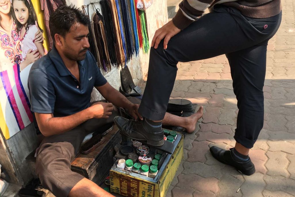 מנקה נעליים ברחוב בהודו (Editorial credit: KingTa / Shutterstock.com)