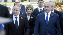 פוטין ונתניהו בצעדת הווטרנים ברוסיה, 9 במאי 2018 (צילום: AP Photo)