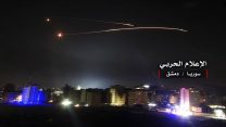 טילי נ"מ סורים משוגרים אל מול טילים ישראלים ששוגרו לכיוון מטרות בסוריה. ארכיון (Syrian Central Military Media, via AP)