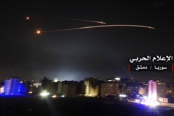 טילי נ"מ סורים משוגרים אל מול טילים ישראלים ששוגרו לכיוון מטרות בסוריה. ארכיון (Syrian Central Military Media, via AP)