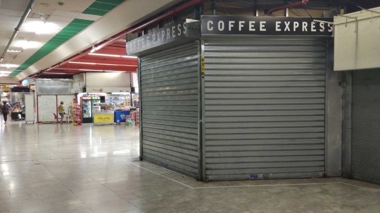 חנות סגורה בתחנה המרכזית החדשה בתל אביב. 18 אלף עובדים בחל&quot;ת (צילום: ארז רביב)
