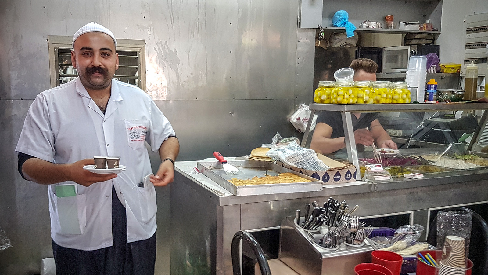 ג׳לאל, עובד במסעדה ברמת הגולן (צילום: שי ניר).