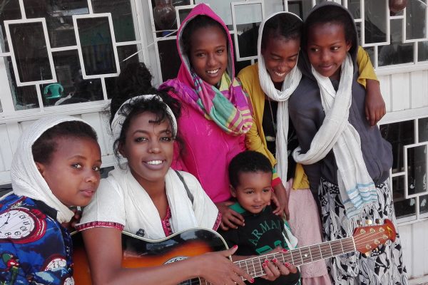 אושי - אושרת מסלה עם הילדים מהקהילה היהודית באתיופה שממתינים לעלות ארצה.