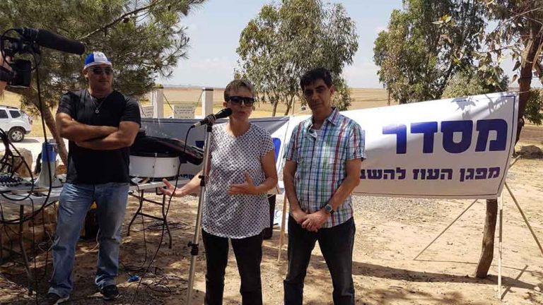שמחה ולאה גולדין באנדרטת "חץ שחור" סמוך לעזה, 11 במאי 2018 (צילום ארכיון: שי ניר)