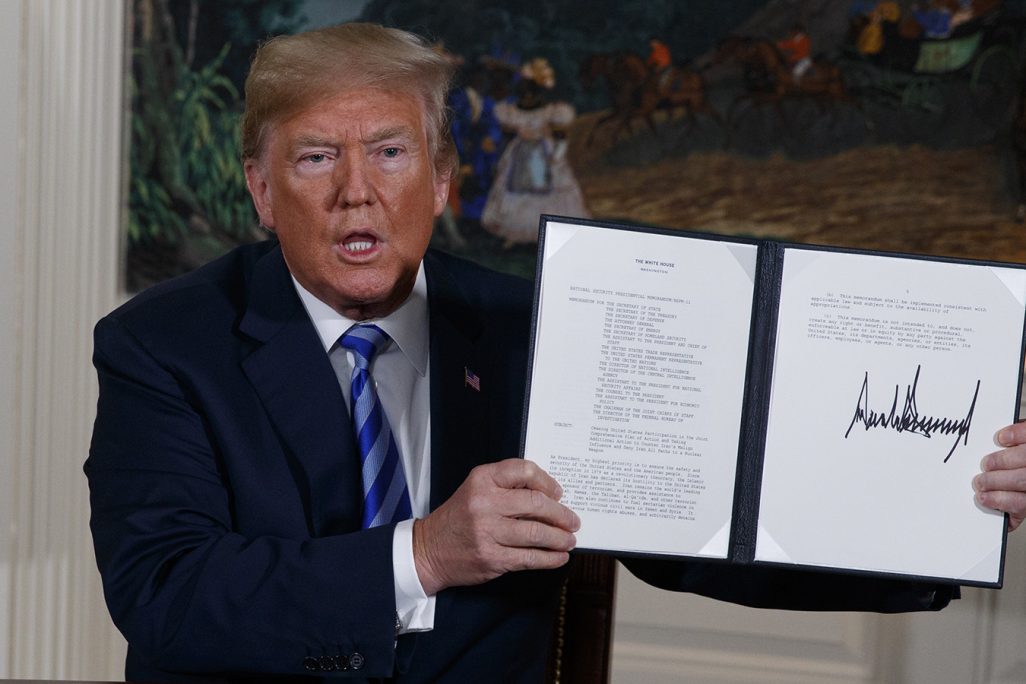 נשיא ארה״ב דונלד טראמפ מציג את הנסיגה מהסכם הגרעין עם איראן. ארכיון. מאי 2018 (צילום: AP Photo/Evan Vucci).