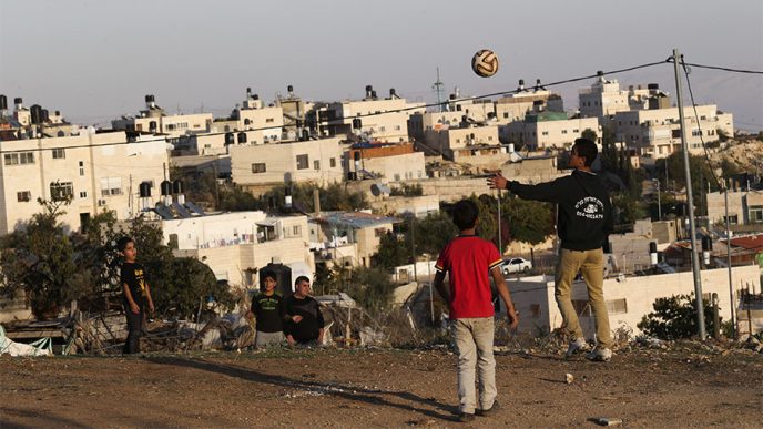ילדים משחקים בכדור בשכונה במזרח ירושלים (צילום: נתי שוחט / פלאש 90).