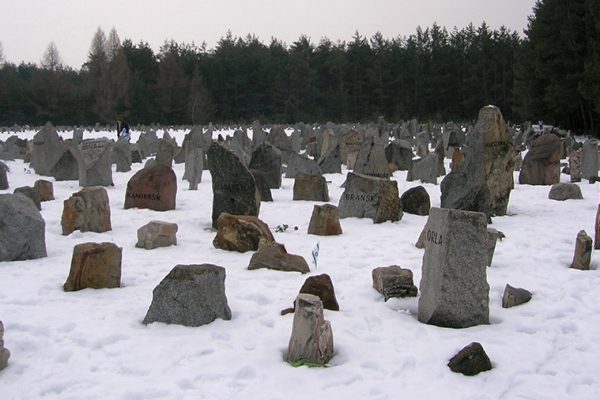 האנדרטה לזכר הקהילות שנספו במחנה ההשמדה טרבלינקה, בפולין (צילום: ויקימדיה).