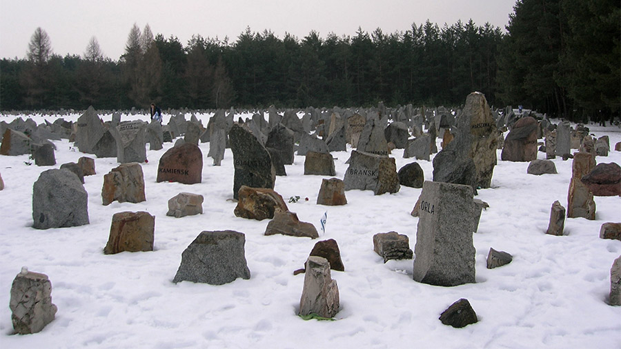 האנדרטה לזכר הקהילות שנספו במחנה ההשמדה טרבלינקה, בפולין (צילום: ויקימדיה).