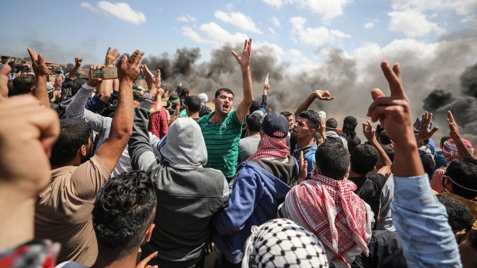 מפגינים פלסטינים בחאן-יונס שברצועת עזה, 14.5.18 (צילום: Mustafa Hassona/Anadolu Agency/Getty Images).