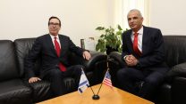 שר האוצר כחלון עם מזכיר האוצר האמריקאי סטיבן מנוצ'ין. (צילום: נעם ריבקין)