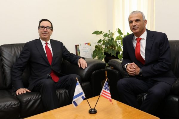 שר האוצר כחלון עם מזכיר האוצר האמריקאי סטיבן מנוצ'ין. (צילום: נעם ריבקין)