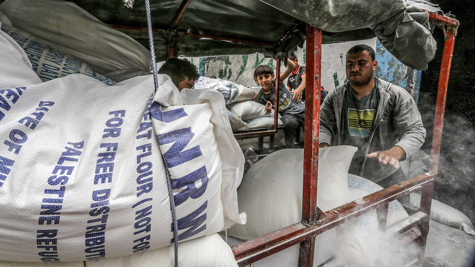 פלסטינים מקבלים את מנת המזון החודשית במרכז הסיוע של אונר&quot;א ברפיח, 8 במאי 2018 ( Abed Rahim Khatib/Flash90)