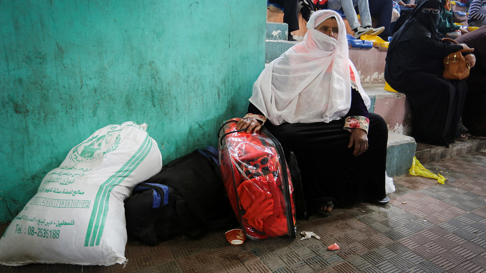 &quot;הנשים חשות נבגדות, כי האמהות שלהן לא מצליחות להגן עליהן מתקיפות מיניות&quot;. נשים פלסטיניות ממתינות לחצות את הגבול למצרים, עם פתיחתו של מעבר רפיח לשלושה ימים, 28 באפריל, 2018 (Abed Rahim Khatib/ Flash90)