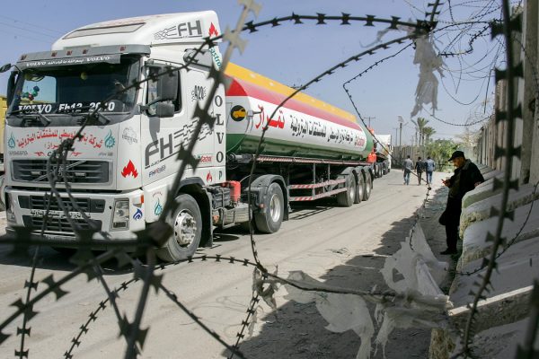 משאיות פלסטיניות במעבר כרם שלום. ארכיון (Abed Rahim Khatib/Flash90)