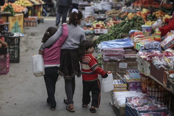 ילדים קונים בשוק אל-זאווייה בעזה, 20 בפברואר 2018. (Photo by Wissam Nassar/Flash90)