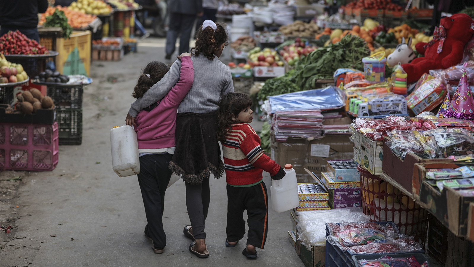 ילדים קונים בשוק אל-זאווייה בעזה, 20 בפברואר 2018. (Photo by Wissam Nassar/Flash90)