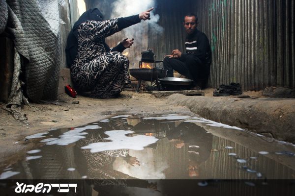 .פלסטינים מבשלים בביתם במחנה הפליטים ברפיח, דרום רצועת עזה, 1 בפברואר 2018. (צילום:  Abed Rahim Khatib/Flash90)