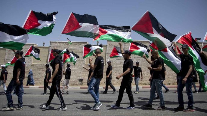 סקר: רוב הפלסטינים בגדה מעדיפים מו"מ לפתרון הסכסוך, רק 27% תומכים בפתרון שתי המדינות