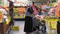 קונות בסופרמקרט בבאר שבע. למצולמות אין קשר לכתבה (צילום ארכיון: מרים אלטשר/ פלאש90)
